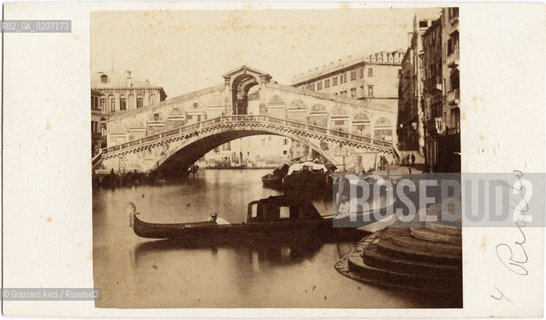 -VENEZIA, CARLO NAYA, PONTE DI RIALTO, 1865 C.A. STAMPA ALLALBUMINA INCOLLATA SU CARTONE, CARTE DE VISITE, CM 6,1X10,5  ©ARCHIVIO Graziano Arici/Rosebud2  GONDOLA FOTOANTICHE.-VENICE, CARLO NAYA, PONTE DI RIALTO, 1865 C.A. ALBUMEN PHOTOGRAPH MOUNTED ON CARDBOARD, CARTE DE VISITE CM 6,1X10,5 ©Graziano Arici/Rosebud2 