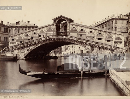 -VENEZIA, SENZA INDICAZIONE DAUTORE, PONTE DI RIALTO, 1865 C.A. STAMPA ALLALBUMINA INCOLLATA SU CARTONE, CM 24,1X18,4 ©ARCHIVIO Graziano Arici/Rosebud2 GONDOLA  FOTOANTICHE.-VENICE, NO AUTHORS INDICATION, PONTE DI RIALTO, 1865 C.A. ALBUMEN PHOTOGRAPH MOUNTED ON CARDBOARD, CM 24X18,4 ©Graziano Arici/Rosebud2 