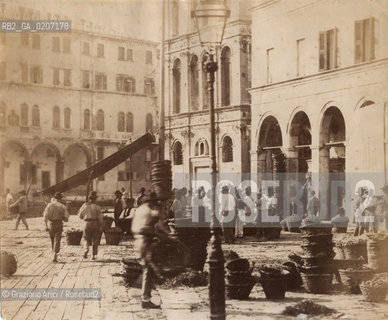 -VENEZIA, SENZA INDICAZIONE DAUTORE, PIAZZA DELLE ERBE, SENZA DATA. STAMPA ALLALBUMINA, CM 23X19 ©ARCHIVIO Graziano Arici/Rosebud2  FOTOANTICHE MERCATO DI RIALTO NARANZERIA.-VENICE, NO AUTHORS INDICATION, PIAZZA DELLE ERBE, UNDATED. ALBUMEN PHOTOGRAPH MOUNTED ON CARDBOARD, CM 23X19 ©Graziano Arici/Rosebud2 
