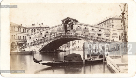 -VENEZIA, CARLO PONTI, PONTE DI RIALTO, 1860 C.A. STAMPA ALLALBUMINA INCOLLATA SU CARTONE, CARTE DE VISITE, CM 6X10,5  ©ARCHIVIO Graziano Arici/Rosebud2  GONDOLA FOTOANTICHE.-VENICE, CARLO PONTI, PONTE DI RIALTO, 1860 C.A. ALBUMEN PHOTOGRAPH MOUNTED ON CARDBOARD, CARTE DE VISITE CM 6X10,5 ©Graziano Arici/Rosebud2 