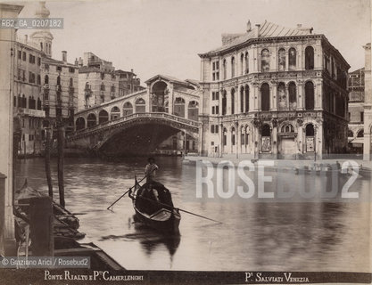 -VENEZIA, PAOLO SALVIATI, PONTE DI RIALTO E PALAZZO CAMERLENGHI, SENZA DATA. STAMPA ALLALBUMINA INCOLLATA SU CARTONE, CM 24,6X19 ©ARCHIVIO Graziano Arici/Rosebud2  GONDOLA FOTOANTICHE.-VENICE, PAOLO SALVIATI, PONTE DI RIALTO E PALAZZO CAMERLENGHI, UNDATED. ALBUMEN PHOTOGRAPH MOUNTED ON CARDBOARD, CM 24,6X19 ©Graziano Arici / rosebud2
