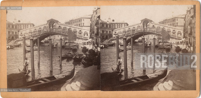 -VENEZIA, SENZA INDICAZIONE DAUTORE, PONTE DI RIALTO. POSITIVO ALLALBUMINA MONTATO SU CARTONE, FOTOGRAFIA STEREOSCOPICA, CM 17,4X8,6  ©ARCHIVIO Graziano Arici/Rosebud2  GONDOLA FOTOANTICHE.-VENICE, NO AUTHORS INDICATION, PONTE DI RIALTO, UNDATED. ALBUMEN POSITIVE MOUNTED ON CARDBOARD, STEREOSCOPICAL PHOTOGRAPH CM 17,4X8,6 ©Graziano Arici / rosebud2