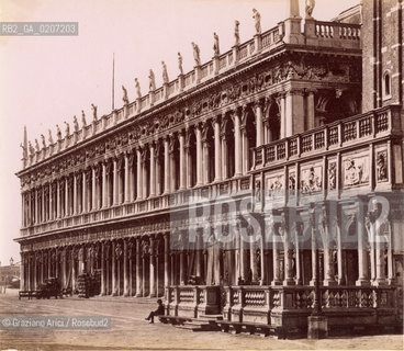 -VENEZIA, SENZA INDICAZIONE DAUTORE, PIAZZA S.MARCO BIBLIOTECA MARCIANA E LOGGETTA, 1865 C.A. STAMPA ALLALBUMINA, CM 21,7X19,1 © ARCHIVIO Graziano Arici/Rosebud2 . FOTOANTICHE.-VENICE, NO AUTHORS INDICATION, PIAZZA S.MARCO BIBLIOTECA MARCIANA E LOGGETTA, 1865 C.A. ALBUMEN PHOTOGRAPH, CM 21,7X19,1 © Graziano Arici / rosebud2.
