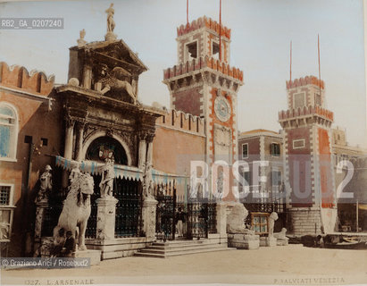-VENEZIA, PAOLO SALVIATI, ARSENALE, SENZA DATA. STAMPA ALLALBUMINA COLORATA A MANO INCOLLATA SU CARTONE, CM 24,5X19,3 CONTENUTE ALLINTERNO DELLALBUM H.F.M.H FROM T.H.H.-IN REMEBRANCE OF A PLEASANT TOUR SEPTEMBER 22nd NOVEMBER15th 1888 DUBLINO. ©ARCHIVIO Graziano Arici/Rosebud2  FOTOANTICHE.-VENICE, PAOLO SALVIATI, ARSENALE, UNDATED. ALBUMEN PHOTOGRAPH HAND COLOURED MOUNTED ON CARDBOARD, CM 24,5X19,3 ©Graziano Arici/Rosebud2 