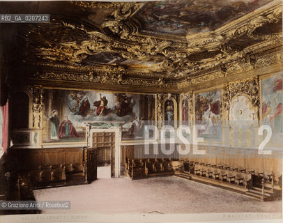 -VENEZIA, PAOLO SALVIATI, SALA DEL SENATO, SENZA DATA. STAMPA ALLALBUMINA COLORATA A MANO INCOLLATA SU CARTONE, CM 24X19,4 CONTENUTE ALLINTERNO DELLALBUM H.F.M.H FROM T.H.H.-IN REMEBRANCE OF A PLEASANT TOUR SEPTEMBER 22nd NOVEMBER15th 1888 DUBLINO. ©ARCHIVIO Graziano Arici/Rosebud2  FOTOANTICHE.-VENICE, PAOLO SALVIATI, SALA DEL SENATO, UNDATED. ALBUMEN PHOTOGRAPH HAND COLOURED MOUNTED ON CARDBOARD, CM 24X19,4 ©Graziano Arici/Rosebud2 