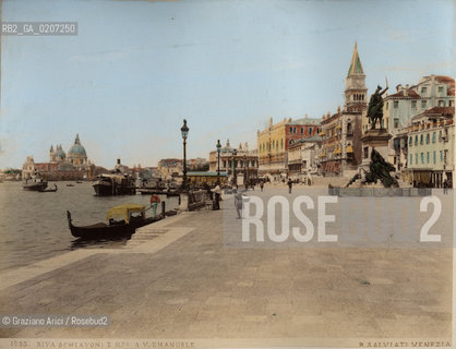 -VENEZIA, PAOLO SALVIATI, RIVA DEGLI SCHIAVONI E MONUMENTO A VITTORIO EMANUELE, SENZA DATA. STAMPA ALLALBUMINA COLORATA A MANO INCOLLATA SU CARTONE, CM 24,2X18,8 CONTENUTE ALLINTERNO DELLALBUM H.F.M.H FROM T.H.H.-IN REMEBRANCE OF A PLEASANT TOUR SEPTEMBER 22nd NOVEMBER15th 1888 DUBLINO. ©ARCHIVIO Graziano Arici/Rosebud2  BACINO FOTOANTICHE.-VENICE, PAOLO SALVIATI, RIVA DEGLI SCHIAVONI E MONUMENTO A VITTORIO EMANUELE, UNDATED. ALBUMEN PHOTOGRAPH HAND COLOURED MOUNTED ON CARDBOARD, CM 24,2X18,8 ©Graziano Arici/Rosebud2 