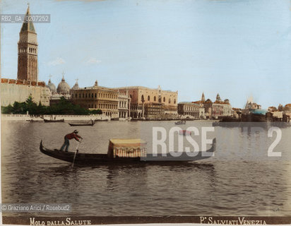 -VENEZIA, PAOLO SALVIATI, MOLO DALLA SALUTE, SENZA DATA. STAMPA ALLALBUMINA COLORATA A MANO INCOLLATA SU CARTONE, CM 24,5X19,5 CONTENUTE ALLINTERNO DELLALBUM H.F.M.H FROM T.H.H.-IN REMEBRANCE OF A PLEASANT TOUR SEPTEMBER 22nd NOVEMBER15th 1888 DUBLINO. ©ARCHIVIO Graziano Arici/Rosebud2  BACINO, GONDOLA FOTOANTICHE.-VENICE, PAOLO SALVIATI, MOLO DALLA SALUTE, UNDATED. ALBUMEN PHOTOGRAPH HAND COLOURED MOUNTED ON CARDBOARD, CM 24,5X19,5 ©Graziano Arici/Rosebud2 