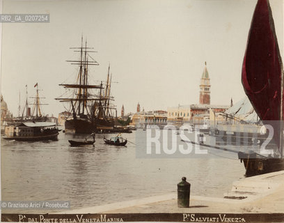 -VENEZIA, PAOLO SALVIATI, PANORAMA DAL PONTE DELLA VENETA MARINA, SENZA DATA. STAMPA ALLALBUMINA COLORATA A MANO INCOLLATA SU CARTONE, CM 24X19 CONTENUTE ALLINTERNO DELLALBUM H.F.M.H FROM T.H.H.-IN REMEBRANCE OF A PLEASANT TOUR SEPTEMBER 22nd NOVEMBER15th 1888 DUBLINO. ©ARCHIVIO Graziano Arici/Rosebud2  NAVE FOTOANTICHE.-VENICE, PAOLO SALVIATI, PANORAMA DAL PONTE DELLA VENETA MARINA, UNDATED. ALBUMEN PHOTOGRAPH HAND COLOURED MOUNTED ON CARDBOARD, CM 24X19 ©Graziano Arici/Rosebud2 