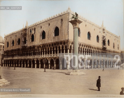 -VENEZIA, PAOLO SALVIATI, PALAZZO DUCALE, SENZA DATA. STAMPA ALLALBUMINA COLORATA A MANO INCOLLATA SU CARTONE, CM 24,7X19,5 CONTENUTE ALLINTERNO DELLALBUM H.F.M.H FROM T.H.H.-IN REMEBRANCE OF A PLEASANT TOUR SEPTEMBER 22nd NOVEMBER15th 1888 DUBLINO. ©ARCHIVIO Graziano Arici/Rosebud2   FOTOANTICHE.-VENICE, PAOLO SALVIATI, PALAZZO DUCALE, UNDATED. ALBUMEN PHOTOGRAPH HAND COLOURED MOUNTED ON CARDBOARD, CM 24,7X1958 ©Graziano Arici/Rosebud2 