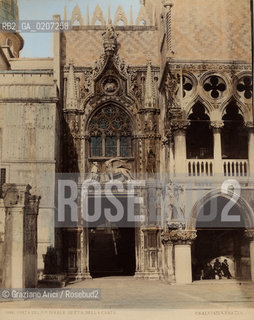 -VENEZIA, PAOLO SALVIATI, PORTA DEL PALAZZO DEL PALAZZO DUCALE DETTA DELLA CARTA, SENZA DATA. STAMPA ALLALBUMINA COLORATA A MANO INCOLLATA SU CARTONE, CM 19,5X24,3 CONTENUTE ALLINTERNO DELLALBUM H.F.M.H FROM T.H.H.-IN REMEBRANCE OF A PLEASANT TOUR SEPTEMBER 22nd NOVEMBER15th 1888 DUBLINO. ©ARCHIVIO Graziano Arici/Rosebud2   FOTOANTICHE.-VENICE, PAOLO SALVIATI, PORTA DEL PALAZZO DEL PALAZZO DUCALE DETTA DELLA CARTA, UNDATED. ALBUMEN PHOTOGRAPH HAND COLOURED MOUNTED ON CARDBOARD, CM 19,5X24,3 ©Graziano Arici/Rosebud2 