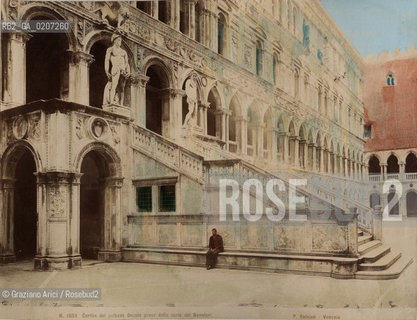 -VENEZIA, PAOLO SALVIATI, CORTILE DEL PALAZZO DUCALE PRESO DALLA CORTE DEI SENATORI, SENZA DATA. STAMPA ALLALBUMINA COLORATA A MANO INCOLLATA SU CARTONE, CM 24,3X18,8 CONTENUTE ALLINTERNO DELLALBUM H.F.M.H FROM T.H.H.-IN REMEBRANCE OF A PLEASANT TOUR SEPTEMBER 22nd NOVEMBER15th 1888 DUBLINO. ©ARCHIVIO Graziano Arici/Rosebud2   FOTOANTICHE.-VENICE, PAOLO SALVIATI, CORTILE DEL PALAZZO DUCALE PRESO DALLA CORTE DEI SENATORI, UNDATED. ALBUMEN PHOTOGRAPH HAND COLOURED MOUNTED ON CARDBOARD, CM 24,3X18,8 ©Graziano Arici/Rosebud2 