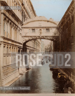 -VENEZIA, PAOLO SALVIATI, PONTE DEI SOSPIRI, SENZA DATA. STAMPA ALLALBUMINA COLORATA A MANO INCOLLATA SU CARTONE, CM 19,3X24 CONTENUTE ALLINTERNO DELLALBUM H.F.M.H FROM T.H.H.-IN REMEBRANCE OF A PLEASANT TOUR SEPTEMBER 22nd NOVEMBER15th 1888 DUBLINO. ©ARCHIVIO Graziano Arici/Rosebud2   FOTOANTICHE.-VENICE, PAOLO SALVIATI, PONTE DEI SOSPIRI, UNDATED. ALBUMEN PHOTOGRAPH HAND COLOURED MOUNTED ON CARDBOARD, CM 19,3X24 ©Graziano Arici/Rosebud2 