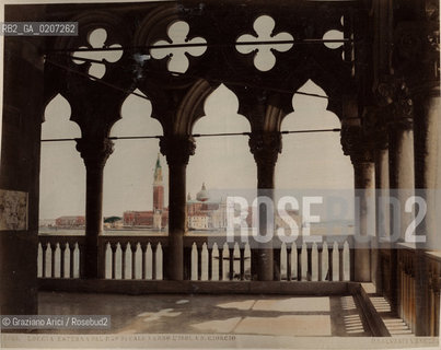 -VENEZIA, PAOLO SALVIATI, LOGGIA ESTERNA DEL PALAZZO DUCALE VERSO LISOLA DI S. GIORGIO, SENZA DATA. STAMPA ALLALBUMINA COLORATA A MANO INCOLLATA SU CARTONE, CM 24X19,2 CONTENUTE ALLINTERNO DELLALBUM H.F.M.H FROM T.H.H.-IN REMEBRANCE OF A PLEASANT TOUR SEPTEMBER 22nd NOVEMBER15th 1888 DUBLINO. ©ARCHIVIO Graziano Arici/Rosebud2   FOTOANTICHE.-VENICE, PAOLO SALVIATI, LOGGIA ESTERNA DEL PALAZZO DUCALE VERSO LISOLA DI S. GIORGIO, UNDATED. ALBUMEN PHOTOGRAPH HAND COLOURED MOUNTED ON CARDBOARD, CM 24X19,2 ©Graziano Arici/Rosebud2 
