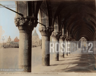 -VENEZIA, PAOLO SALVIATI, ARCATE ESTERNE DEL PALAZZO DUCALE VERSO LA CHIESA DELLA SALUTE, SENZA DATA. STAMPA ALLALBUMINA COLORATA A MANO INCOLLATA SU CARTONE, CM 24,5X19,4 CONTENUTE ALLINTERNO DELLALBUM H.F.M.H FROM T.H.H.-IN REMEBRANCE OF A PLEASANT TOUR SEPTEMBER 22nd NOVEMBER15th 1888 DUBLINO. ©ARCHIVIO Graziano Arici/Rosebud2   FOTOANTICHE.-VENICE, PAOLO SALVIATI, ARCATE ESTERNE DEL PALAZZO DUCALE VERSO LA CHIESA DELLA SALUTE, UNDATED. ALBUMEN PHOTOGRAPH HAND COLOURED MOUNTED ON CARDBOARD, CM 24,5X19,4 ©Graziano Arici/Rosebud2 