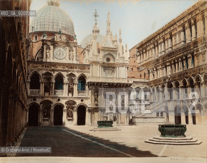 -VENEZIA, PAOLO SALVIATI, CORTILE DEL PALAZZO DUCALE, SENZA DATA. STAMPA ALLALBUMINA COLORATA A MANO INCOLLATA SU CARTONE, CM 24,5X19,4 CONTENUTE ALLINTERNO DELLALBUM H.F.M.H FROM T.H.H.-IN REMEBRANCE OF A PLEASANT TOUR SEPTEMBER 22nd NOVEMBER15th 1888 DUBLINO. ©ARCHIVIO Graziano Arici/Rosebud2   FOTOANTICHE.-VENICE, PAOLO SALVIATI, CORTILE DEL PALAZZO DUCALE, UNDATED. ALBUMEN PHOTOGRAPH HAND COLOURED MOUNTED ON CARDBOARD, CM 24,5X19,4 ©Graziano Arici/Rosebud2 