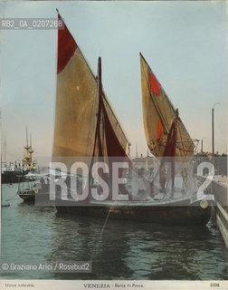 -VENEZIA, SENZA INDICAZIONE DAUTORE, BARCA DA PESCA, SENZA DATA. STAMPA ALLALBUMINA COLORATA A MANO INCOLLATA SU CARTONE, CM 19,3X24,5 ©ARCHIVIO Graziano Arici/Rosebud2  BARCA FOTOANTICHE.-VENICE, NO AUTHORS INDICATION, BARCA DA PESCA, UNDATED. ALBUMEN PHOTOGRAPH HAND COLOURED MOUNTED ON CARDBOARD, CM 19,3X24,5 ©Graziano Arici/Rosebud2 