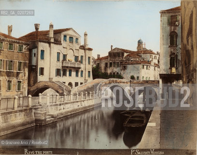 -VENEZIA, PAOLO SALVIATI, RIVO TRE PONTI, SENZA DATA. STAMPA ALLALBUMINA COLORATA A MANO INCOLLATA SU CARTONE, CM 25X20 CONTENUTE ALLINTERNO DELLALBUM H.F.M.H FROM T.H.H.-IN REMEBRANCE OF A PLEASANT TOUR SEPTEMBER 22nd NOVEMBER15th 1888 DUBLINO. ©ARCHIVIO Graziano Arici/Rosebud2   FOTOANTICHE.-VENICE, PAOLO SALVIATI, RIVO TRE PONTI, UNDATED. ALBUMEN PHOTOGRAPH HAND COLOURED MOUNTED ON CARDBOARD, CM 25X20 ©Graziano Arici/Rosebud2 