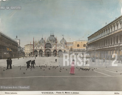 -VENEZIA, SENZA INDICAZIONE DAUTORE, PIAZZA S. MARCO E PICCIONI, 1904. STAMPA ALLALBUMINA COLORATA A MANO INCOLLATA SU CARTONE, CM 24,5X19  ©ARCHIVIO Graziano Arici/Rosebud2  BARCA FOTOANTICHE.-VENICE, NO AUTHORS INDICATION, PIAZZA S. MARCO E PICCIONI, 1904. ALBUMEN PHOTOGRAPH HAND COLOURED MOUNTED ON CARDBOARD, CM 24,5X19  ©Graziano Arici/Rosebud2 
