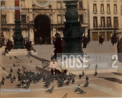 -VENEZIA, SENZA INDICAZIONE DAUTORE, PIAZZA S. MARCO, BAMBINI E PICCIONI, SENZA DATA. STAMPA ALLALBUMINA COLORATA A MANO INCOLLATA SU CARTONE, CM 24,5X19,5  ©ARCHIVIO Graziano Arici/Rosebud2   BAMBINI FOTOANTICHE.-VENICE, NO AUTHORS INDICATION, PIAZZA S. MARCO, BAMBINI E PICCIONI, UNDATED. ALBUMEN PHOTOGRAPH HAND COLOURED MOUNTED ON CARDBOARD, CM 24,5X19,5 ©Graziano Arici/Rosebud2 