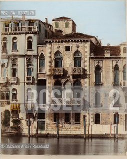 -VENEZIA, SENZA INDICAZIONE DAUTORE, PALAZZO CONTARINI FASAN, SENZA DATA. STAMPA ALLALBUMINA COLORATA A MANO INCOLLATA SU CARTONE, CM 23,5X18,2 CONTENUTE ALLINTERNO DELLALBUM H.F.M.H FROM T.H.H.-IN REMEBRANCE OF A PLEASANT TOUR SEPTEMBER 22nd NOVEMBER15th 1888 DUBLINO. ©ARCHIVIO Graziano Arici/Rosebud2   FOTOANTICHE.-VENICE, NO AUTHORS INDICATION, PALAZZO CONTARINI FASAN, UNDATED. ALBUMEN PHOTOGRAPH HAND COLOURED MOUNTED ON CARDBOARD, CM 23,5X18,2 ©Graziano Arici/Rosebud2 