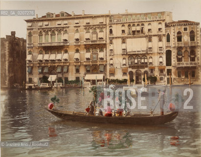 -VENEZIA, SENZA INDICAZIONE DAUTORE, PALAZZO FERRO FINI, SENZA DATA. STAMPA ALLALBUMINA COLORATA A MANO INCOLLATA SU CARTONE, CM 23,5X18,2 CONTENUTE ALLINTERNO DELLALBUM H.F.M.H FROM T.H.H.-IN REMEBRANCE OF A PLEASANT TOUR SEPTEMBER 22nd NOVEMBER15th 1888 DUBLINO. ©ARCHIVIO Graziano Arici/Rosebud2  BARCA ADDOBBATA PER IL REDENTORE, GRAND HOTEL FOTOANTICHE.-VENICE, NO AUTHORS INDICATION, PALAZZO FERRO FINI, UNDATED. ALBUMEN PHOTOGRAPH HAND COLOURED MOUNTED ON CARDBOARD, CM 23,5X18,2 ©Graziano Arici/Rosebud2 