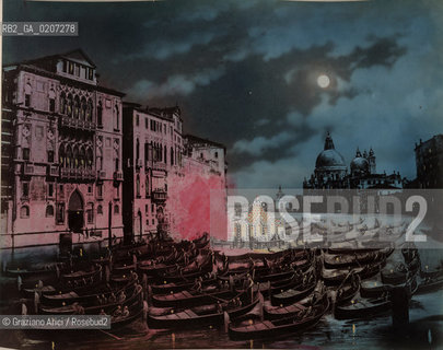 -VENEZIA, SENZA INDICAZIONE DAUTORE, FRESCO SUL CANAL GRANDE, SENZA DATA. STAMPA ALLALBUMINA COLORATA A MANO CON EFFETTO CHIARO DI LUNA INCOLLATA SU CARTONE, CM 24X19 CONTENUTE ALLINTERNO DELLALBUM H.F.M.H FROM T.H.H.-IN REMEBRANCE OF A PLEASANT TOUR SEPTEMBER 22nd NOVEMBER15th 1888 DUBLINO. ©ARCHIVIO Graziano Arici/Rosebud2  FOTOANTICHE.-VENICE, NO AUTHORS INDICATION, FRESCO SUL CANAL GRANDE, UNDATED. ALBUMEN PHOTOGRAPH HAND COLOURED WITH MOONLIGHT EFFECT MOUNTED ON CARDBOARD, CM 24X19 ©Graziano Arici/Rosebud2 