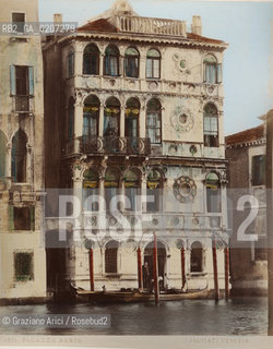 -VENEZIA, PAOLO SALVIATI, PALAZZO DARIO, SENZA DATA. STAMPA ALLALBUMINA COLORATA A MANO INCOLLATA SU CARTONE, CM 24,5X19,5 CONTENUTE ALLINTERNO DELLALBUM H.F.M.H FROM T.H.H.-IN REMEBRANCE OF A PLEASANT TOUR SEPTEMBER 22nd NOVEMBER15th 1888 DUBLINO. ©ARCHIVIO Graziano Arici/Rosebud2   FOTOANTICHE.-VENICE, PAOLO SALVIATI, PALAZZO DARIO, UNDATED. ALBUMEN PHOTOGRAPH HAND COLOURED MOUNTED ON CARDBOARD, CM 24,5X19,5 ©Graziano Arici/Rosebud2 