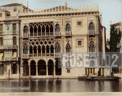 -VENEZIA, PAOLO SALVIATI, PALAZZO CADORO, POST 1881. STAMPA ALLALBUMINA COLORATA A MANO INCOLLATA SU CARTONE, CM 24,5X19,5 CONTENUTE ALLINTERNO DELLALBUM H.F.M.H FROM T.H.H.-IN REMEBRANCE OF A PLEASANT TOUR SEPTEMBER 22nd NOVEMBER15th 1888 DUBLINO. ©ARCHIVIO Graziano Arici/Rosebud2   FOTOANTICHE.-VENICE, PAOLO SALVIATI, PALAZZO CADORO, POST 1881. ALBUMEN PHOTOGRAPH HAND COLOURED MOUNTED ON CARDBOARD, CM 24,5X19,5 ©Graziano Arici/Rosebud2 