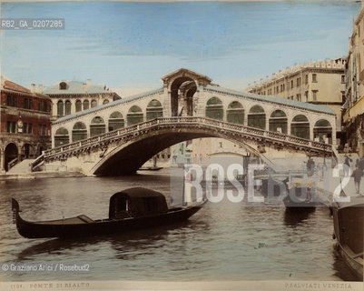 -VENEZIA, PAOLO SALVIATI, PONTE DI RIALTO, POST 1881. STAMPA ALLALBUMINA COLORATA A MANO INCOLLATA SU CARTONE, CM 24,5X19,5 CONTENUTE ALLINTERNO DELLALBUM H.F.M.H FROM T.H.H.-IN REMEBRANCE OF A PLEASANT TOUR SEPTEMBER 22nd NOVEMBER15th 1888 DUBLINO. ©ARCHIVIO Graziano Arici/Rosebud2  GONDOLA  FOTOANTICHE.-VENICE, PAOLO SALVIATI, PONTE DI RIALTO, POST 1881. ALBUMEN PHOTOGRAPH HAND COLOURED MOUNTED ON CARDBOARD, CM 24,5X19,5 ©Graziano Arici/Rosebud2 