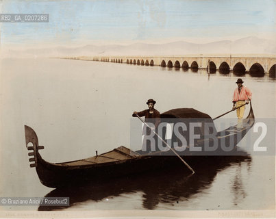-VENEZIA, PAOLO SALVIATI, GONDOLA E PONTE DELLA FERROVIA, SENZA DATA. STAMPA ALLALBUMINA COLORATA A MANO INCOLLATA SU CARTONE, CM 24,5X19,5 CONTENUTE ALLINTERNO DELLALBUM H.F.M.H FROM T.H.H.-IN REMEBRANCE OF A PLEASANT TOUR SEPTEMBER 22nd NOVEMBER15th 1888 DUBLINO. ©ARCHIVIO Graziano Arici/Rosebud2   FOTOANTICHE.-VENICE, PAOLO SALVIATI, GONDOLA E FERROVIA, UNDATED. ALBUMEN PHOTOGRAPH HAND COLOURED MOUNTED ON CARDBOARD, CM 24,5X19,5 ©Graziano Arici/Rosebud2 