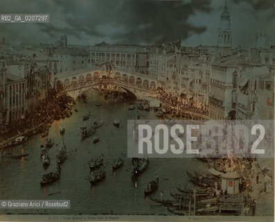 -VENEZIA, PAOLO SALVIATI, CANAL GRANDE A RIALTO DOPO LA REGATA, SENZA DATA. STAMPA ALLALBUMINA COLORATA A MANO CON EFFETTO CHIARO DI LUNA INCOLLATA SU CARTONE, CM 24,5X20 CONTENUTE ALLINTERNO DELLALBUM H.F.M.H FROM T.H.H.-IN REMEBRANCE OF A PLEASANT TOUR SEPTEMBER 22nd NOVEMBER15th 1888 DUBLINO. ©ARCHIVIO Graziano Arici/Rosebud2   FOTOANTICHE.-VENICE, PAOLO SALVIATI, CANAL GRANDE A RIALTO DOPO LA REGATA, UNDATED. ALBUMEN PHOTOGRAPH HAND COLOURED WITH MOONLIGHT EFFECT MOUNTED ON CARDBOARD, CM 24,5X20 ©Graziano Arici/Rosebud2 