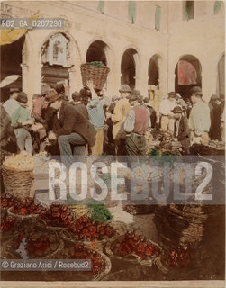 -VENEZIA, PAOLO SALVIATI, MERCATO DI FRUTTI DI RIALTO, SENZA DATA. STAMPA ALLALBUMINA COLORATA A MANO  INCOLLATA SU CARTONE, CM 19,3X24,5 CONTENUTE ALLINTERNO DELLALBUM H.F.M.H FROM T.H.H.-IN REMEBRANCE OF A PLEASANT TOUR SEPTEMBER 22nd NOVEMBER15th 1888 DUBLINO. ©ARCHIVIO Graziano Arici/Rosebud2  PERSONA, MESTIERI, FOTOANTICHE.-VENICE, PAOLO SALVIATI, MERCATO DI FRUTTI, UNDATED. ALBUMEN PHOTOGRAPH HAND COLOURED  MOUNTED ON CARDBOARD, CM 19,3X24,5 ©Graziano Arici/Rosebud2 