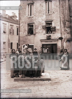-VENEZIA, SENZA INDICAZIONE DAUTORE, SAN MARTIN, SENZA DATA. LASTRA IN VETRO NEGATIVA AI SALI DARGENTO, CM 16,3X12 ©ARCHIVIO Graziano Arici/Rosebud2  GRUPPO DI PERSONE (DONNE E BAMBINI) INTORNO AD UN POZZO. CAMPO DELLE GORNE, CASTELLO  FOTOANTICHE..-VENICE, NO AUTHORS INDICATION, SAN MARTIN, UNDATED. ALBUMEN PHOTOGRAPH MOUNTED ON CARDBOARD, CM 16,3X12 ©Graziano Arici/Rosebud2 