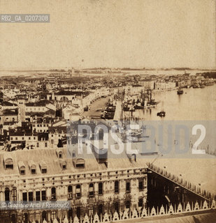 -VENEZIA, SENZA INDICAZIONE DAUTORE, PANORAMA DI PALAZZO DUCALE E RIVA DEGLI SCHIAVONI DAL CAMPANILE DI S. MARCO, SENZA DATA. POSITIVO ALLALBUMINA MONTATO SU CARTONE, FOTOGRAFIA STEREOSCOPICA, CM 16,7X8,5  ©ARCHIVIO Graziano Arici/Rosebud2   FOTOANTICHE.-VENICE, NO AUTHORS INDICATION, PANORAMA DI PALAZZO DUCALE E RIVA DEGLI SCHIAVONI DAL CAMPANILE DI S. MARCO, UNDATED. ALBUMEN POSITIVE MOUNTED ON CARDBOARD, STEREOSCOPICAL PHOTOGRAPH CM 16,7X8,5 ©Graziano Arici / rosebud2 .