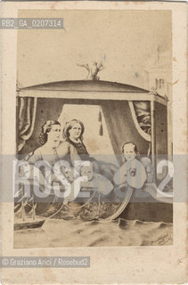 -VENEZIA, JOSEF BERMANN, IMPERATRICE ELISABETTA DAUSTRIA MOGLIE DELL IMPERATORE FRANCESCO GIUSEPPE E I DUE FIGLI, SENZA DATA. STAMPA ALLALBUMINA INCOLLATA SU CARTONE, CARTE DE VISITE, CM 6,3X9,6  ©ARCHIVIO Graziano Arici/Rosebud2  IMPERATRICE SISSI, FOTOANTICHE.-VENICE, JOSEF BERMANN, EMPRESS ELISABETTA DAUSTRIA  WIFE OF THE EMPEROR FRANCESCO GIUSEPPE AND THEIR TWO CHILDREN, UNDATED. ALBUMEN PHOTOGRAPH MOUNTED ON CARDBOARD, CARTE DE VISITE CM 6,3X9,6 ©Graziano Arici/Rosebud2 