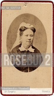 -VENEZIA, ANTONIO SORGATO, RITRATTO DI DONNA, SENZA DATA. STAMPA ALLALBUMINA INCOLLATA SU CARTONE, CARTE DE VISITE, CM 6X10,5  ©ARCHIVIO Graziano Arici/Rosebud2   FOTOANTICHE.-VENICE, ANTONIO SORGATO, RITRATTO DI DONNA, UNDATED. ALBUMEN PHOTOGRAPH MOUNTED ON CARDBOARD, CARTE DE VISITE CM 6X10,5 ©Graziano Arici/Rosebud2 