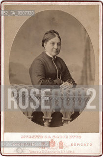 -VENEZIA, SORGATO, RITRATTO DA GABINETTO, SENZA DATA. STAMPA ALLALBUMINA INCOLLATA SU CARTONE, CM 10,6X16,1 ©ARCHIVIO Graziano Arici/Rosebud2  PERSONA FOTOANTICHE.-VENICE, SORGATO, RITRATTO DA GABINETTO, UNDATED. ALBUMEN PHOTOGRAPH MOUNTED ON CARDBOARD, CM 10,6X16,1 ©Graziano Arici/Rosebud2 