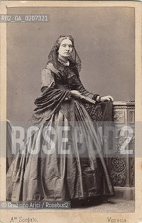 -VENEZIA, ANTONIO SORGATO, DONNA CON VESTITO ELEGANTE, SENZA DATA. STAMPA ALLALBUMINA INCOLLATA SU CARTONE, CARTE DE VISITE, CM 6,3X10,1  ©ARCHIVIO Graziano Arici/Rosebud2   PERSONA POSATA IN STUDIO FOTOANTICHE.-VENICE, ANTONIO SORGATO, DONNA CON VESTITO ELEGANTEI, UNDATED. ALBUMEN PHOTOGRAPH MOUNTED ON CARDBOARD, CARTE DE VISITE CM 6,3X10,1 ©Graziano Arici/Rosebud2 