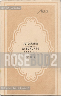 -VENEZIA, ANTONIO SORGATO, DONNA CON VESTITO ELEGANTE (RETRO), SENZA DATA. STAMPA ALLALBUMINA INCOLLATA SU CARTONE, CARTE DE VISITE, CM 6,3X10,1  ©ARCHIVIO Graziano Arici/Rosebud2   PERSONA POSATA IN STUDIO FOTOANTICHE.-VENICE, ANTONIO SORGATO, DONNA CON VESTITO ELEGANTE, UNDATED. ALBUMEN PHOTOGRAPH MOUNTED ON CARDBOARD, CARTE DE VISITE CM 6,3X10,1 ©Graziano Arici/Rosebud2 