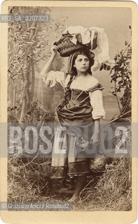 -VENEZIA, ANTONIO SORGATO, DONNA CON CESTA DI PANNI, SENZA DATA. STAMPA ALLALBUMINA INCOLLATA SU CARTONE, CARTE DE VISITE, CM 6,2X10,1  ©ARCHIVIO Graziano Arici/Rosebud2  MESTIERI, PERSONA POSATA IN STUDIO FOTOANTICHE.-VENICE, ANTONIO SORGATO, DONNA CON CESTA DI PANNI, UNDATED. ALBUMEN PHOTOGRAPH MOUNTED ON CARDBOARD, CARTE DE VISITE CM 6,2X10,1 ©Graziano Arici/Rosebud2 