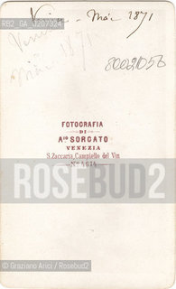 -VENEZIA, ANTONIO SORGATO, DONNA CON CESTA DI PANNI (RETRO), SENZA DATA. STAMPA ALLALBUMINA INCOLLATA SU CARTONE, CARTE DE VISITE, CM 6,2X10,1  ©ARCHIVIO Graziano Arici/Rosebud2  MESTIERI, PERSONA POSATA IN STUDIO FOTOANTICHE.-VENICE, ANTONIO SORGATO, DONNA CON CESTA DI PANNI, UNDATED. ALBUMEN PHOTOGRAPH MOUNTED ON CARDBOARD, CARTE DE VISITE CM 6,2X10,1 ©Graziano Arici/Rosebud2 