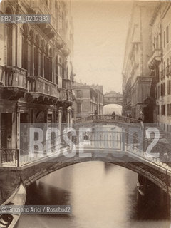 -VENEZIA, SENZA INDICAZIONE DAUTORE, PONTE DEI SOSPIRI DAL RIO DELLA CANONICA, SENZA DATA. STAMPA ALLALBUMINA INCOLLATA SU CARTONE, CM 9,8X13,1  ©ARCHIVIO Graziano Arici/Rosebud2    FOTOANTICHE.-VENICE, NO AUTHOR S INDICATION, PONTE DEI SOSPIRI DAL RIO DELLA CANONICA, UNDATED. ALBUMEN PHOTOGRAPH MOUNTED ON CARDBOARD, CM 9,8X13,1 ©Graziano Arici/Rosebud2 