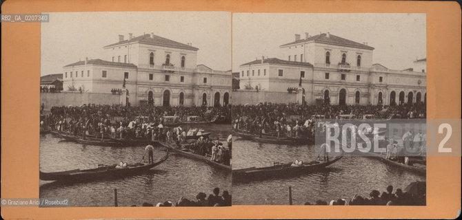 -VENEZIA, SENZA INDICAZIONE DAUTORE, STAZIONE, SENZA DATA. POSITIVO ALLALBUMINA MONTATO SU CARTONE, FOTOGRAFIA STEREOSCOPICA, CM 17,7X8,4  ©ARCHIVIO Graziano Arici/Rosebud2  REGATA STORICA DELLE DONNE, GONDOLA FOTOANTICHE.-VENICE, NO AUTHORS INDICATION, STAZIONE, UNDATED. ALBUMEN POSITIVE MOUNTED ON CARDBOARD, STEREOSCOPICAL PHOTOGRAPH CM 17,7X8,4 ©Graziano Arici / rosebud2