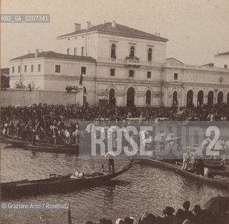 -VENEZIA, SENZA INDICAZIONE DAUTORE, STAZIONE E REGATA STORICA DELLE DONNE, SENZA DATA. POSITIVO ALLALBUMINA MONTATO SU CARTONE, FOTOGRAFIA STEREOSCOPICA, CM 17,7X8,4  ©ARCHIVIO Graziano Arici/Rosebud2  GONDOLA FOTOANTICHE.-VENICE, NO AUTHORS INDICATION, STAZIONE E REGATA STORICA DELLE DONNE, UNDATED. ALBUMEN POSITIVE MOUNTED ON CARDBOARD, STEREOSCOPICAL PHOTOGRAPH CM 17,7X8,4 ©Graziano Arici / rosebud2