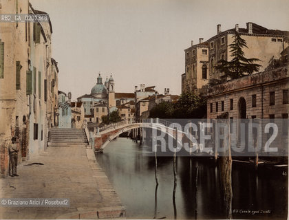 -VENEZIA, SENZA INDICAZIONE DAUTORE, CANALE OGNI SANTI, SENZA DATA. STAMPA ALLALBUMINA COLORATA CON ACQURELLI INCOLLATA SU CARTONE, CM 26,6X20 ©ARCHIVIO Graziano Arici/Rosebud2  FOTOANTICHE.-VENICE, NO AUTHORS INDICATION, CANALE OGNI SANTI, UNDATED. ALBUMEN PHOTOGRAPH AND WATERCOLOUR MOUNTED ON CARDBOARD, CM 26,6X20 ©Graziano Arici / rosebud2
