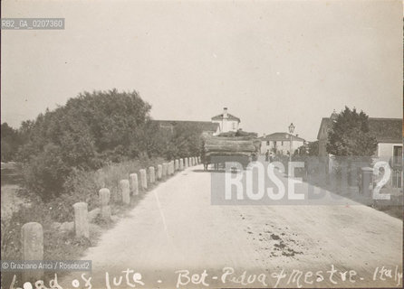 -VENEZIA, FOTOGRAFIE DI UN TURISTA AMERICANO IN VIAGGIO A VENEZIA, ROAD BET PADUA TO MESTRE, 1908 C.A. CARTONCINO AI SALI DARGENTO, CM 10X7,2  ©ARCHIVIO Graziano Arici/Rosebud2  STRADA STERRATA DA PADOVA A MESTRE,  FOTOANTICHE.-VENICE, PICTURES OF AN AMERICAN TURIST IN VENICE, ROAD BET PADUA TO MESTRE, 1908 C.A. SILVER SALT PRINT, CM 10X7,2 ©Graziano Arici / rosebud2