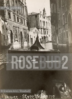 -VENEZIA, FOTOGRAFIE DI UN TURISTA AMERICANO IN VIAGGIO A VENEZIA, VIEW FROM GONDOLA, 1908 C.A. CARTONCINO AI SALI DARGENTO, CM 7,8X9,5  ©ARCHIVIO Graziano Arici/Rosebud2  VEDUTA DALLA GONDOLA CON LE VALIGIE, CANALE,  FOTOANTICHE.-VENICE, PICTURES OF AN AMERICAN TURIST IN VENICE, VIEW FROM GONDOLA, 1908 C.A. SILVER SALT PRINT, CM 7,8X9,5 ©Graziano Arici / rosebud2