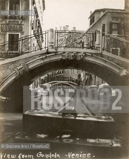 -VENEZIA, FOTOGRAFIE DI UN TURISTA AMERICANO IN VIAGGIO A VENEZIA, VIEW FROM GONDOLA, 1908 C.A. CARTONCINO AI SALI DARGENTO, CM 7,8X9,5  ©ARCHIVIO Graziano Arici/Rosebud2  VEDUTA DALLA GONDOLA CON LE VALIGIE, CANALE, PONTE, FOTOANTICHE.-VENICE, PICTURES OF AN AMERICAN TURIST IN VENICE, VIEW FROM GONDOLA, 1908 C.A. SILVER SALT PRINT, CM 7,8X9,5 ©Graziano Arici / rosebud2