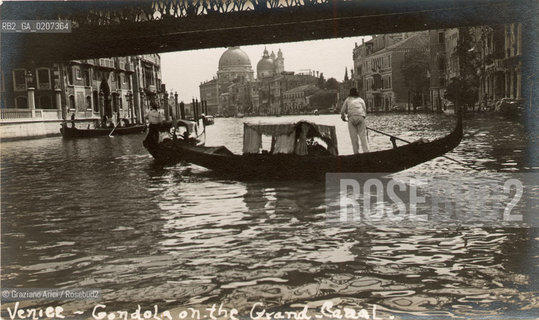 -VENEZIA, FOTOGRAFIE DI UN TURISTA AMERICANO IN VIAGGIO A VENEZIA, GONDOLA ON THE GRAND CANAL, 1908 C.A. CARTONCINO AI SALI DARGENTO, CM 13,5X8  ©ARCHIVIO Graziano Arici/Rosebud2  CANAL GRANDE, PONTE DELLACCADEMIA, CHIESA DELLA SALUTE,  FOTOANTICHE.-VENICE, PICTURES OF AN AMERICAN TURIST IN VENICE, GONDOLA ON THE GRAND CANAL, 1908 C.A. SILVER SALT PRINT, CM 13,5X8 ©Graziano Arici / rosebud2