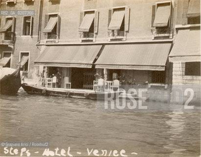 -VENEZIA, FOTOGRAFIE DI UN TURISTA AMERICANO IN VIAGGIO A VENEZIA, STEPS-HOTEL-VENICE, 1908 C.A. CARTONCINO AI SALI DARGENTO, CM 10X7,7  ©ARCHIVIO Graziano Arici/Rosebud2   BARCA FOTOANTICHE.-VENICE, PICTURES OF AN AMERICAN TURIST IN VENICE, STEPS-HOTEL-VENICE, 1908 C.A. SILVER SALT PRINT, CM 10X7,7 ©Graziano Arici / rosebud2